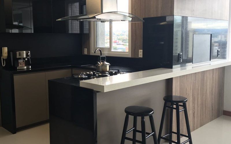 Cozinha: Granito Preto São Gabriel com bancada Vulcana White Platinum