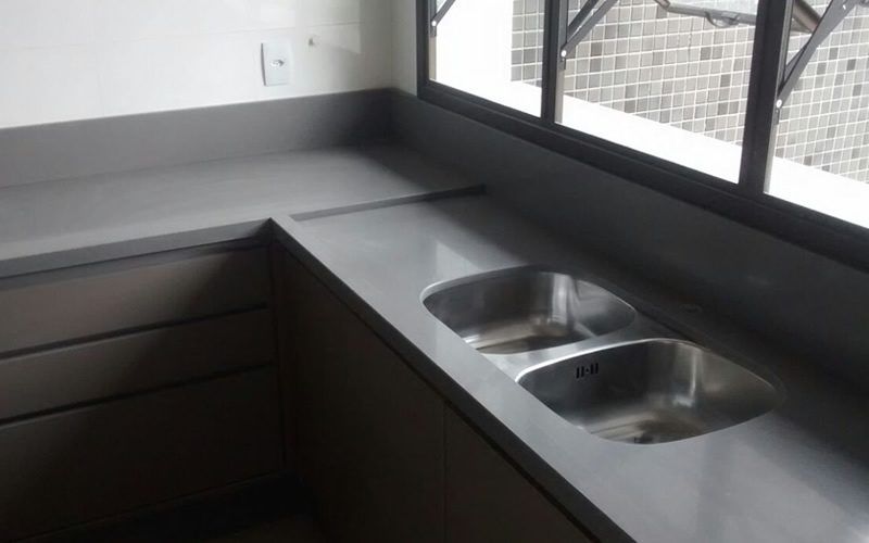 Bancada: Silestone Gris Expo, acabamentos a 45°